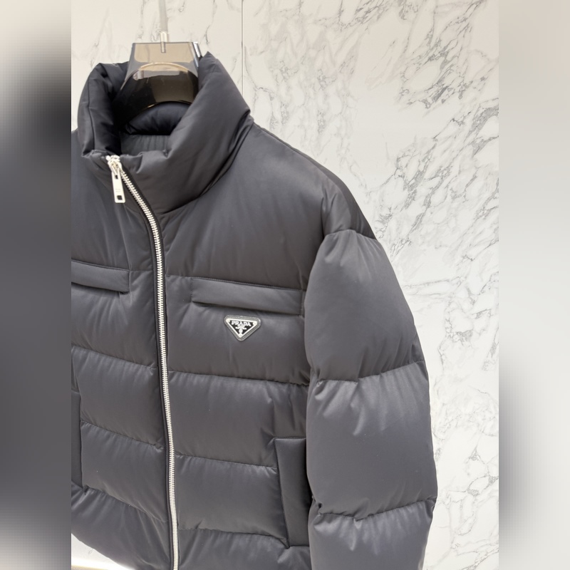 主推款 prada普拉達新款提花尼龍羽絨服金屬小標羽絨服。采用re-nylon再