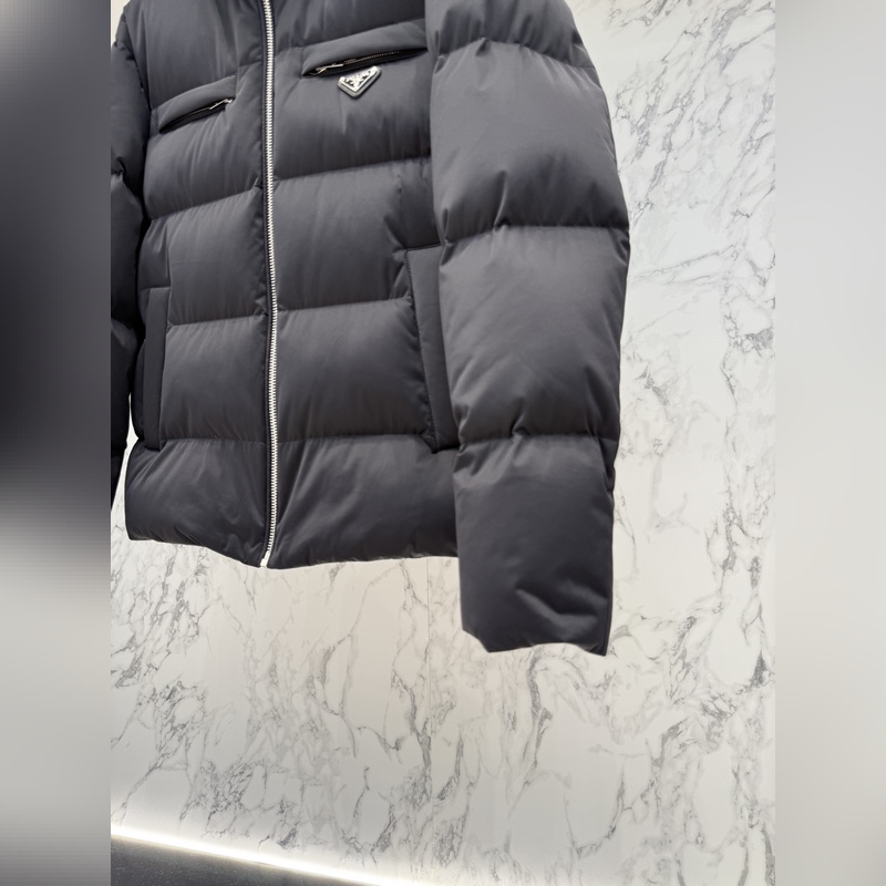 主推款 prada普拉達新款提花尼龍羽絨服金屬小標羽絨服。采用re-nylon再
