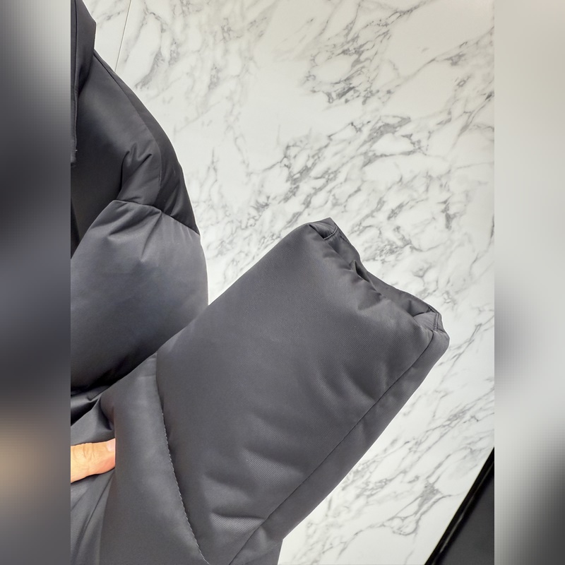 主推款 prada普拉達新款提花尼龍羽絨服金屬小標羽絨服。采用re-nylon再