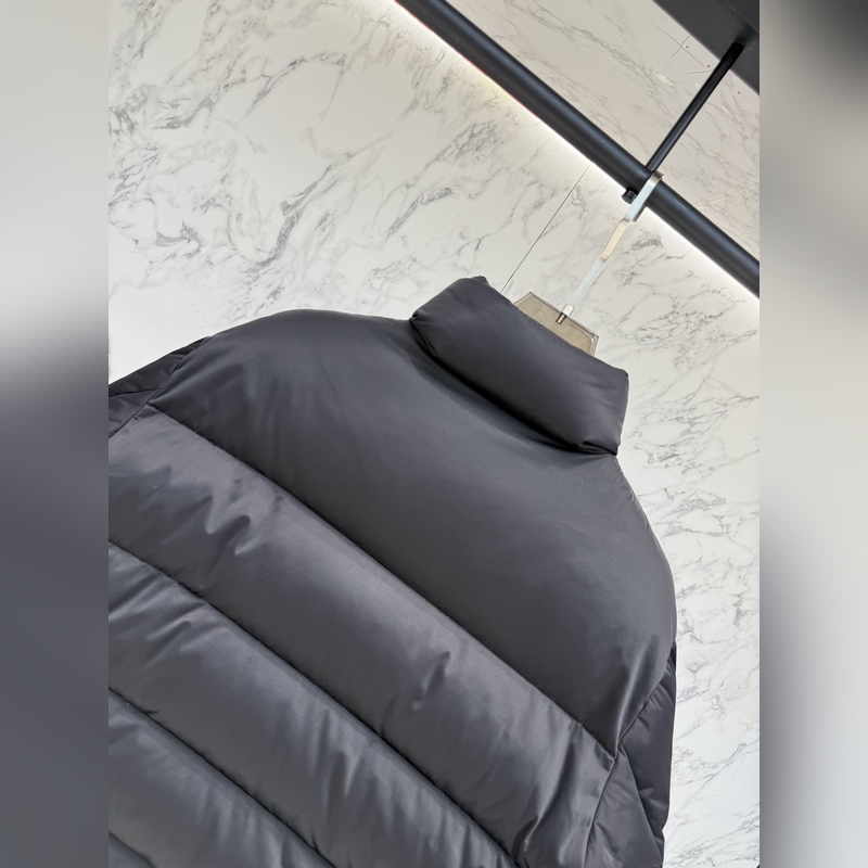 主推款 prada普拉達新款提花尼龍羽絨服金屬小標羽絨服。采用re-nylon再