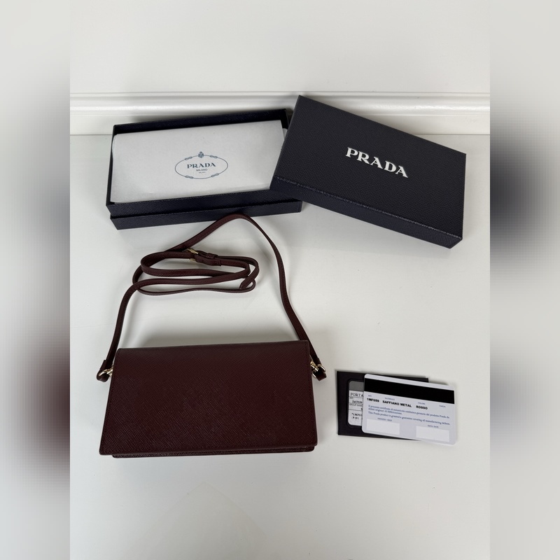 PRADA 普拉達(dá) 女士多功能迷你小背包，波爾多紅色，型號1MF059，翻蓋式卡