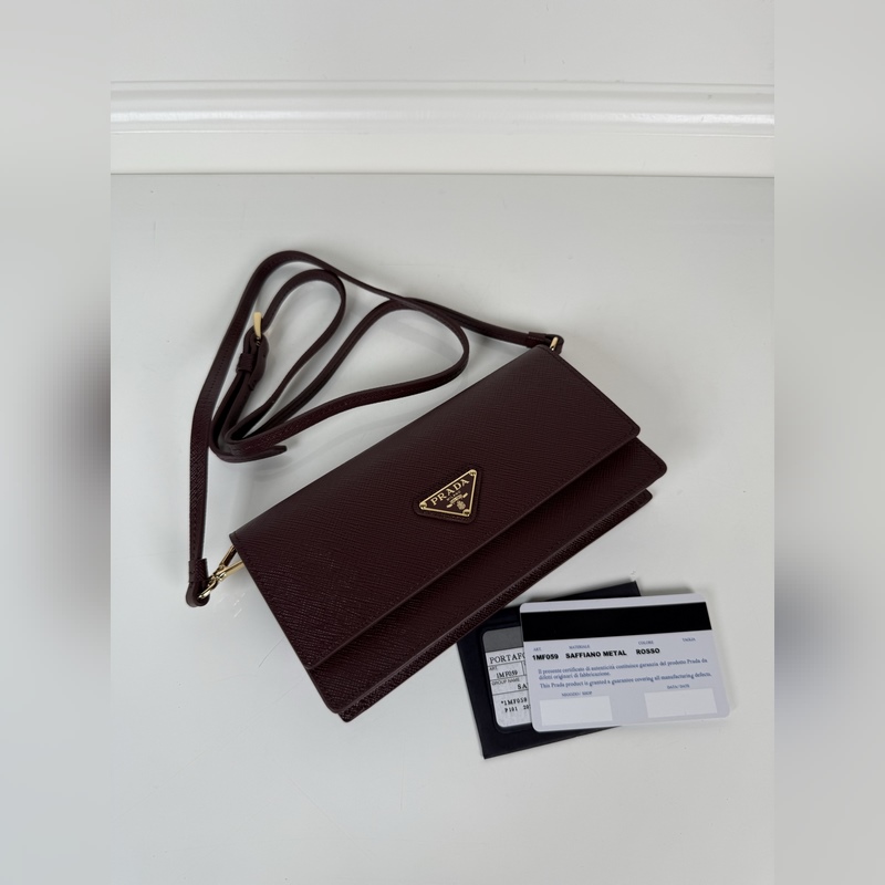 PRADA 普拉達(dá) 女士多功能迷你小背包，波爾多紅色，型號1MF059，翻蓋式卡