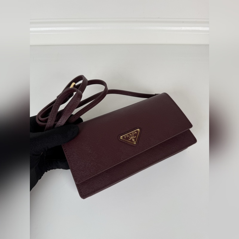 PRADA 普拉達(dá) 女士多功能迷你小背包，波爾多紅色，型號1MF059，翻蓋式卡