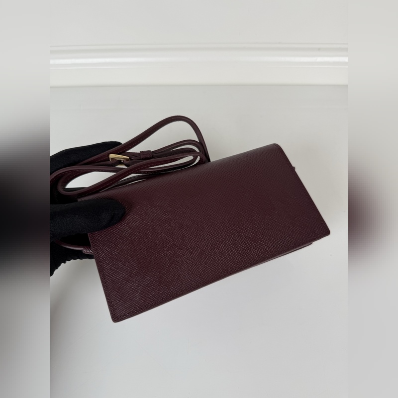 PRADA 普拉達(dá) 女士多功能迷你小背包，波爾多紅色，型號1MF059，翻蓋式卡