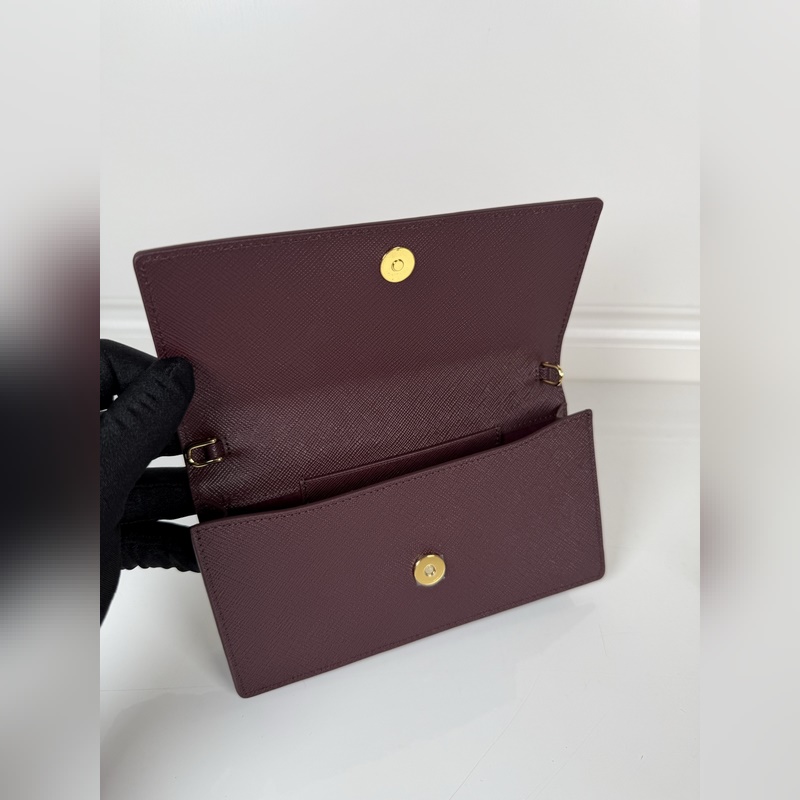 PRADA 普拉達(dá) 女士多功能迷你小背包，波爾多紅色，型號1MF059，翻蓋式卡