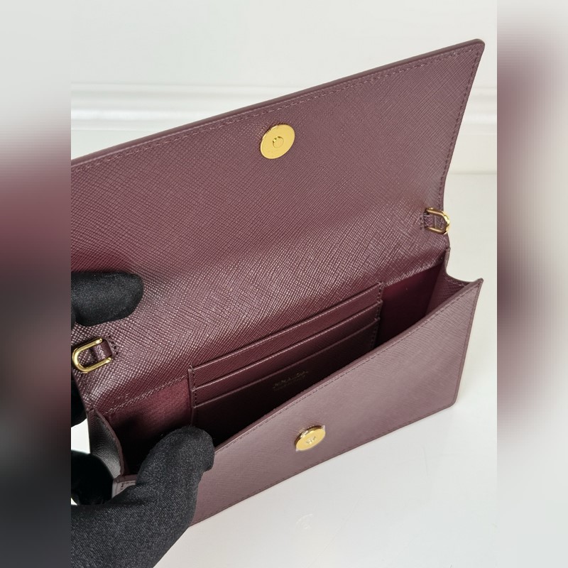 PRADA 普拉達(dá) 女士多功能迷你小背包，波爾多紅色，型號1MF059，翻蓋式卡