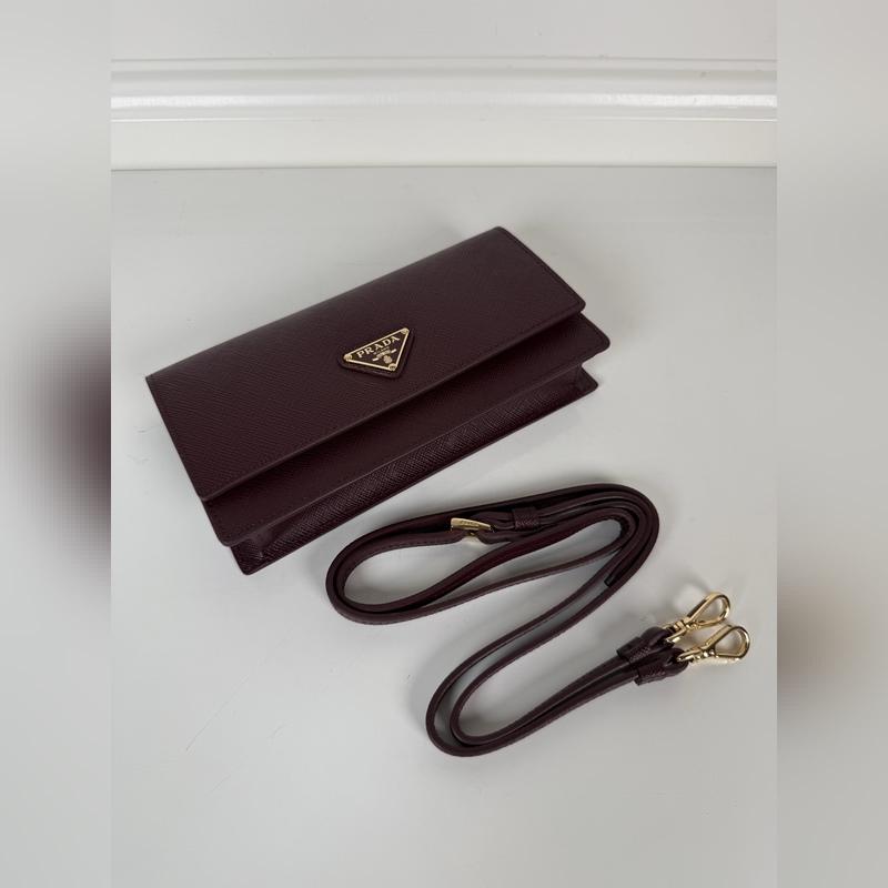 PRADA 普拉達(dá) 女士多功能迷你小背包，波爾多紅色，型號1MF059，翻蓋式卡