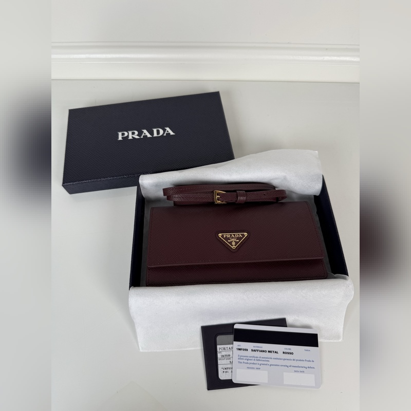 PRADA 普拉達(dá) 女士多功能迷你小背包，波爾多紅色，型號1MF059，翻蓋式卡