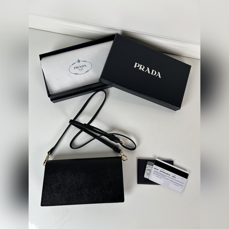 PRADA 普拉達 女士多功能迷你小背包，型號1MF059，翻蓋式卡夾搭配可拆卸