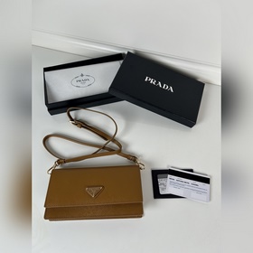 PRADA 普拉達(dá) 女士多功能迷你小背包，型號1MF059，翻蓋式卡夾搭配可拆卸