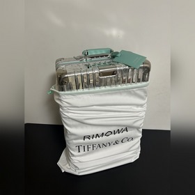 最美聯(lián)名款，來自Tiffany聯(lián)合Rimowa攜手共創(chuàng)的20寸登機(jī)箱。香港客人定