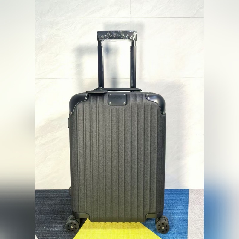 Rimowa全牛皮款 distinct系列， 21寸登機箱 黑色，藍色 簡介說明