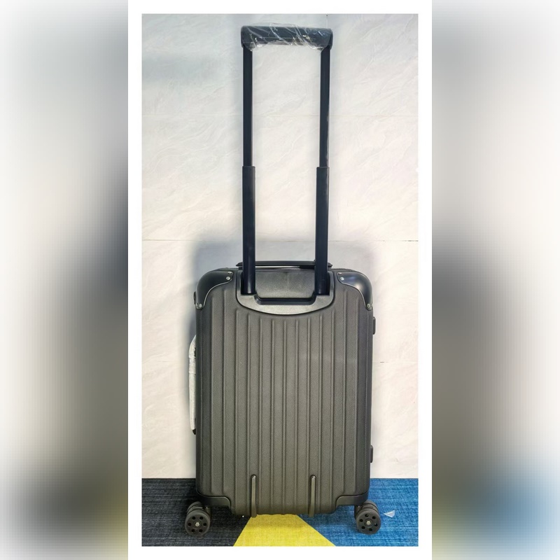 Rimowa全牛皮款 distinct系列， 21寸登機箱 黑色，藍色 簡介說明