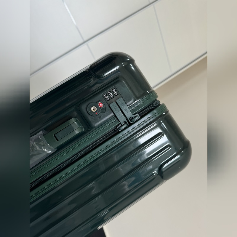 Essential系列 墨綠 尺寸21-26-30-31-33 材質：聚碳酸酯