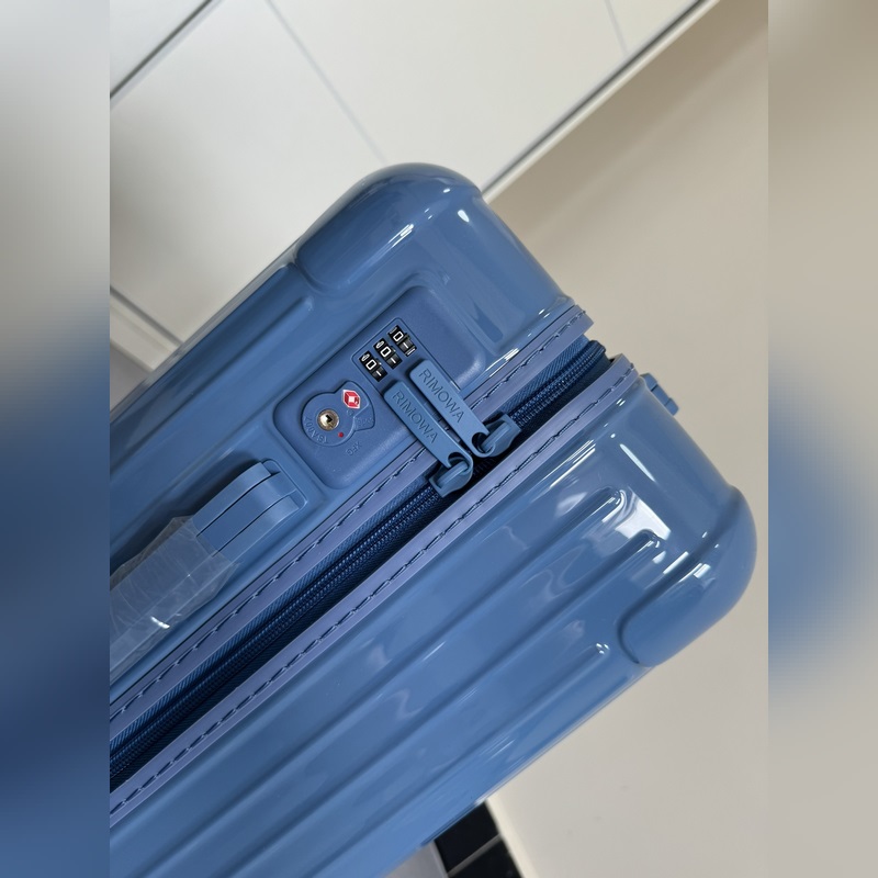 Essential系列 湖水藍 尺寸21-26-30-31-33 材質：聚碳酸酯