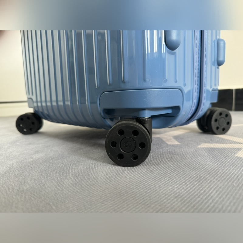 Essential系列 湖水藍 尺寸21-26-30-31-33 材質：聚碳酸酯