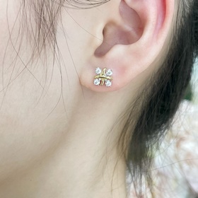 V金材質(zhì) 2140140 (白鑽)蒂芙尼經(jīng)典款交叉分色耳釘，呈現(xiàn) 優(yōu)雅中帶著甜美