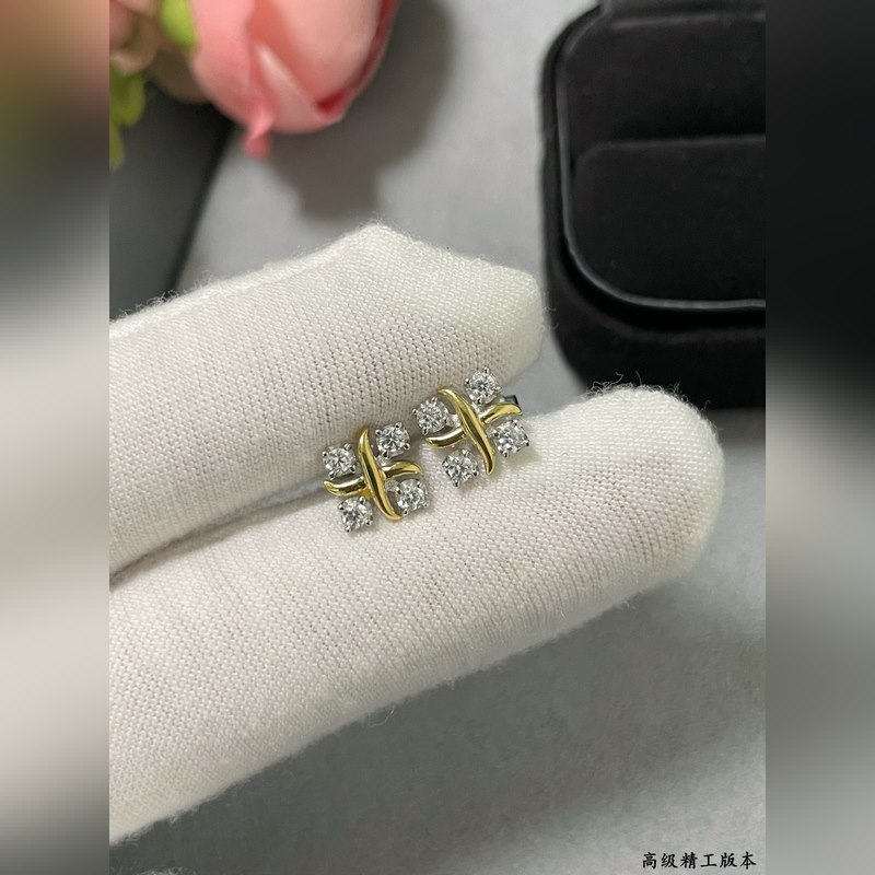 V金材質 2140140 (白鑽)蒂芙尼經典款交叉分色耳釘，呈現 優雅中帶著甜美
