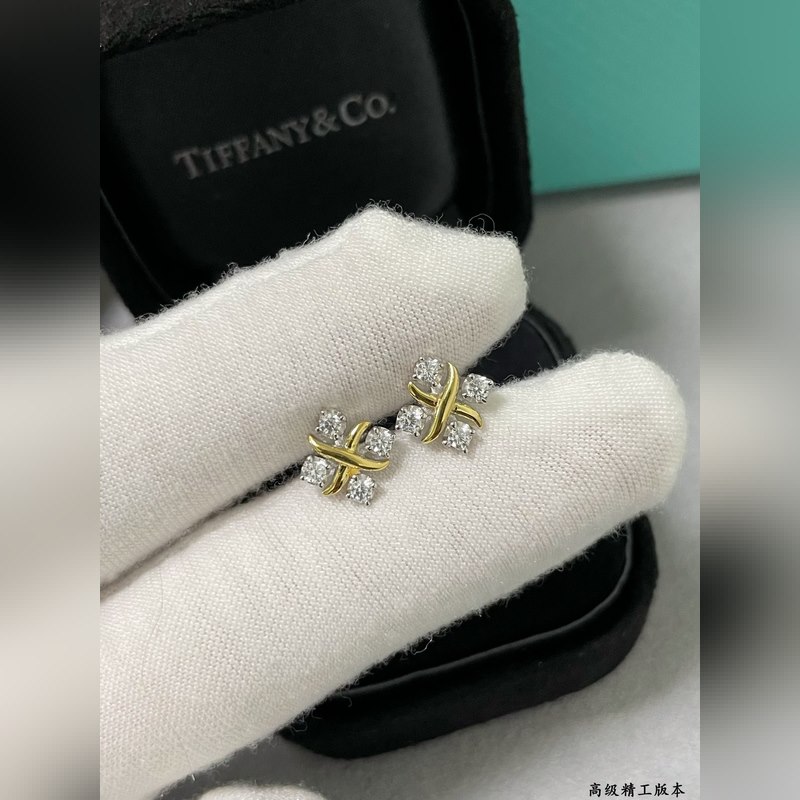 V金材質 2140140 (白鑽)蒂芙尼經典款交叉分色耳釘，呈現 優雅中帶著甜美