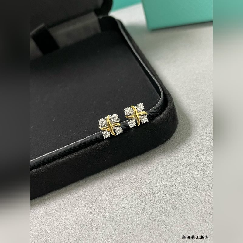 V金材質 2140140 (白鑽)蒂芙尼經典款交叉分色耳釘，呈現 優雅中帶著甜美