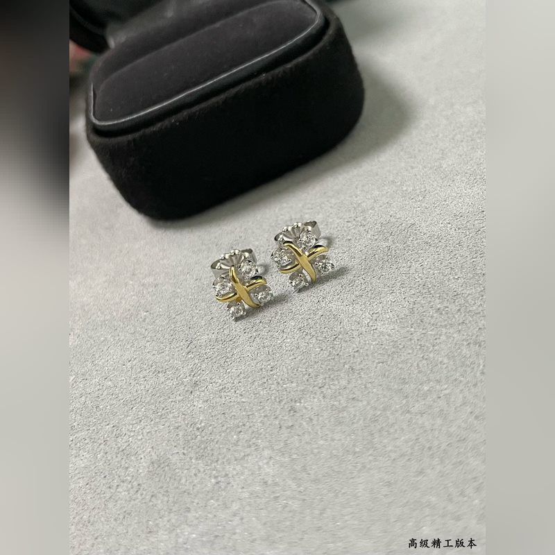 V金材質 2140140 (白鑽)蒂芙尼經典款交叉分色耳釘，呈現 優雅中帶著甜美