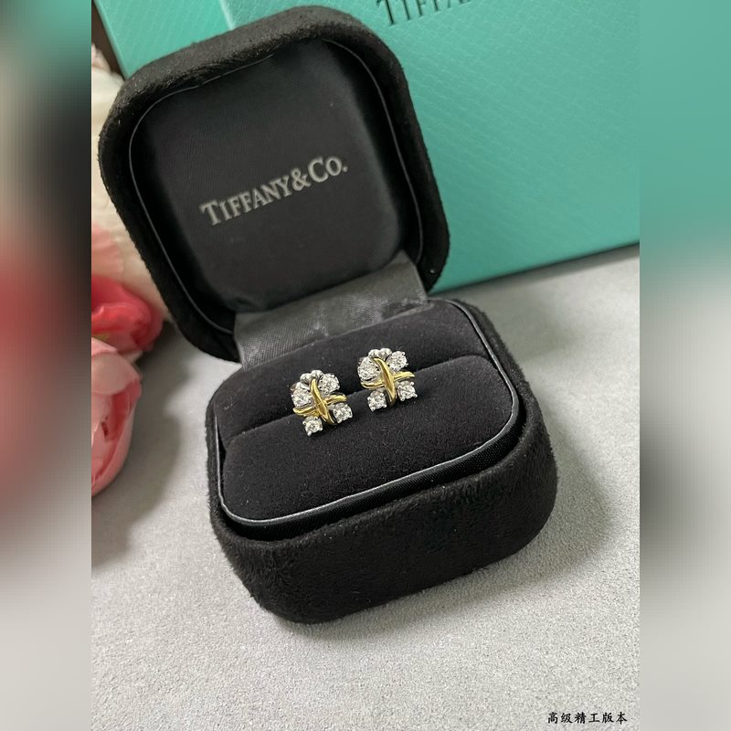 V金材質 2140140 (白鑽)蒂芙尼經典款交叉分色耳釘，呈現 優雅中帶著甜美