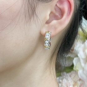 V金材質(zhì)。2140230 蒂芙尼經(jīng)典款交叉分色耳環(huán)，呈現(xiàn) 優(yōu)雅中帶著甜美的一款，