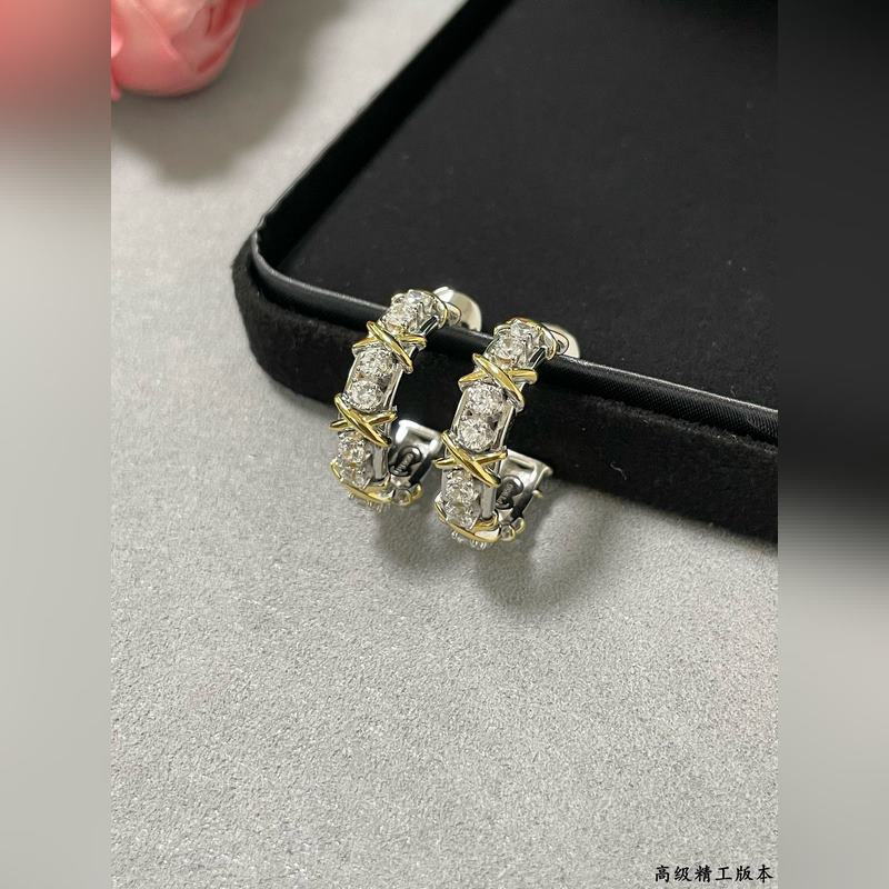 V金材質。2140230 蒂芙尼經典款交叉分色耳環，呈現 優雅中帶著甜美的一款，
