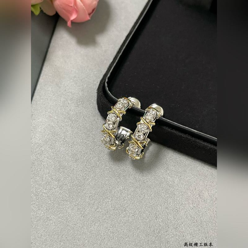 V金材質。2140230 蒂芙尼經典款交叉分色耳環，呈現 優雅中帶著甜美的一款，