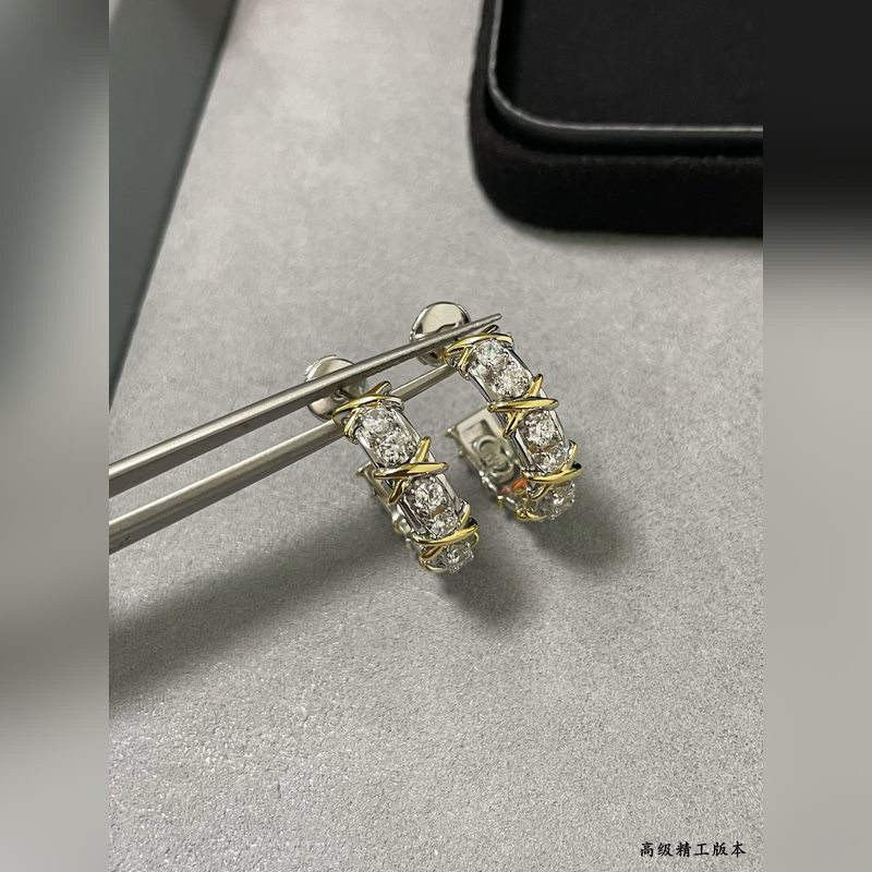 V金材質。2140230 蒂芙尼經典款交叉分色耳環，呈現 優雅中帶著甜美的一款，