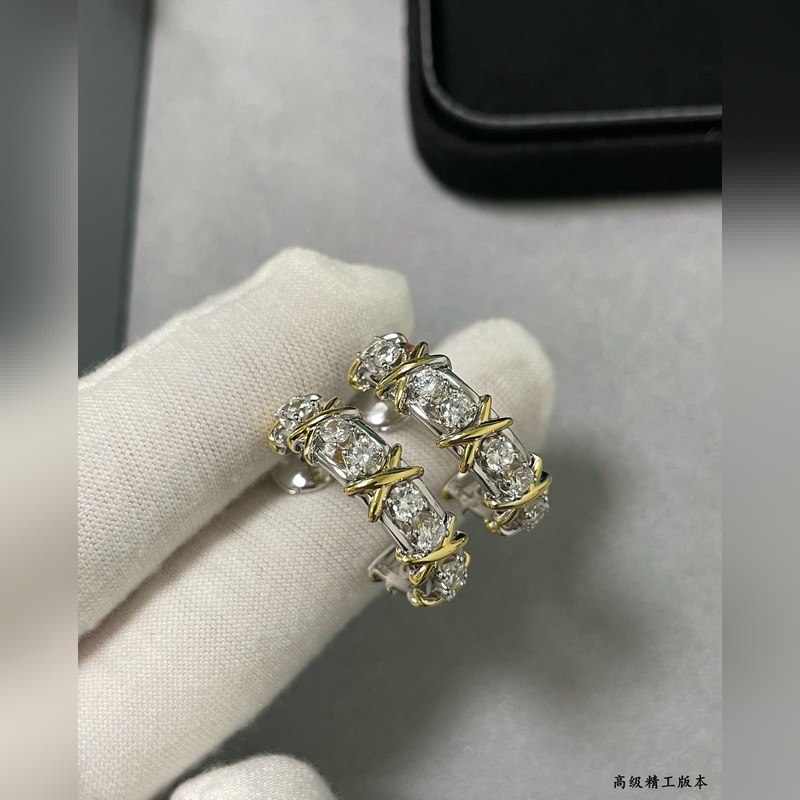 V金材質。2140230 蒂芙尼經典款交叉分色耳環，呈現 優雅中帶著甜美的一款，
