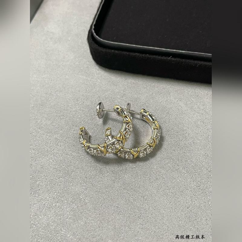 V金材質。2140230 蒂芙尼經典款交叉分色耳環，呈現 優雅中帶著甜美的一款，