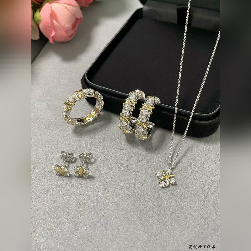 V金材質。2140230 蒂芙尼經典款交叉分色耳環，呈現 優雅中帶著甜美的一款，