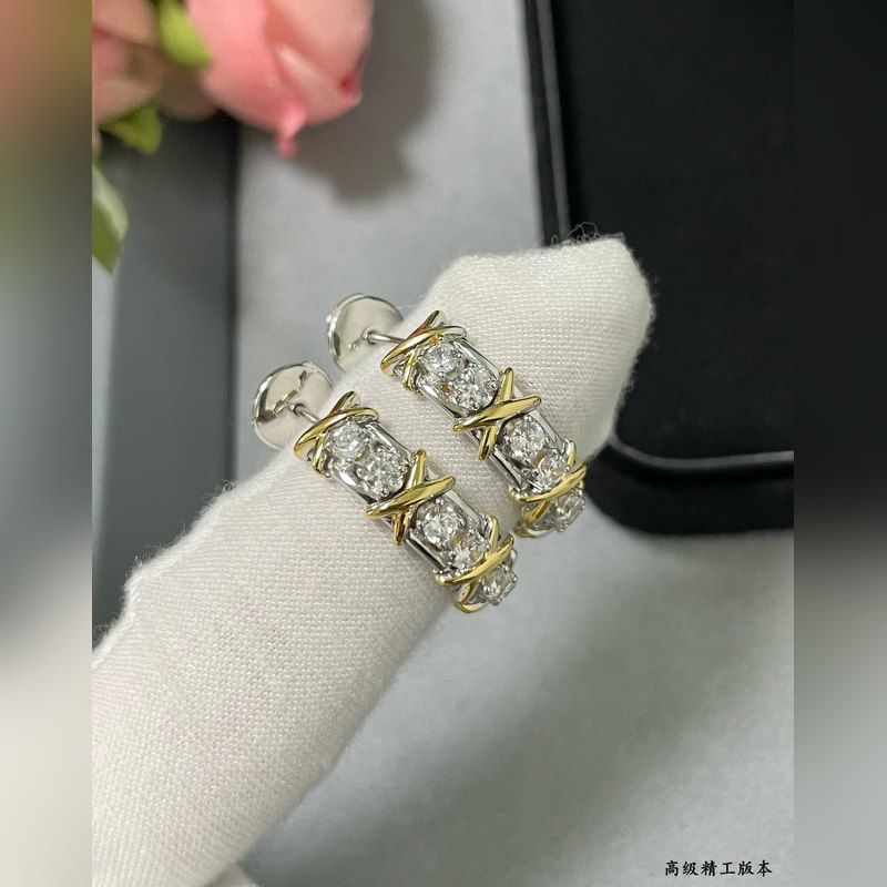 V金材質。2140230 蒂芙尼經典款交叉分色耳環，呈現 優雅中帶著甜美的一款，