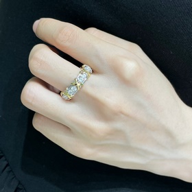 V金材質(zhì) 2140210 (碼數(shù)5678) 蒂芙尼經(jīng)典款交叉分色戒指 呈現(xiàn) 優(yōu)雅