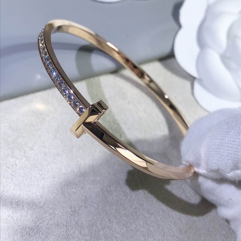 Tiffany T1窄版半鑽手鐲 你感受到它霸氣的棱角了嗎？完美的複刻出它的靈魂