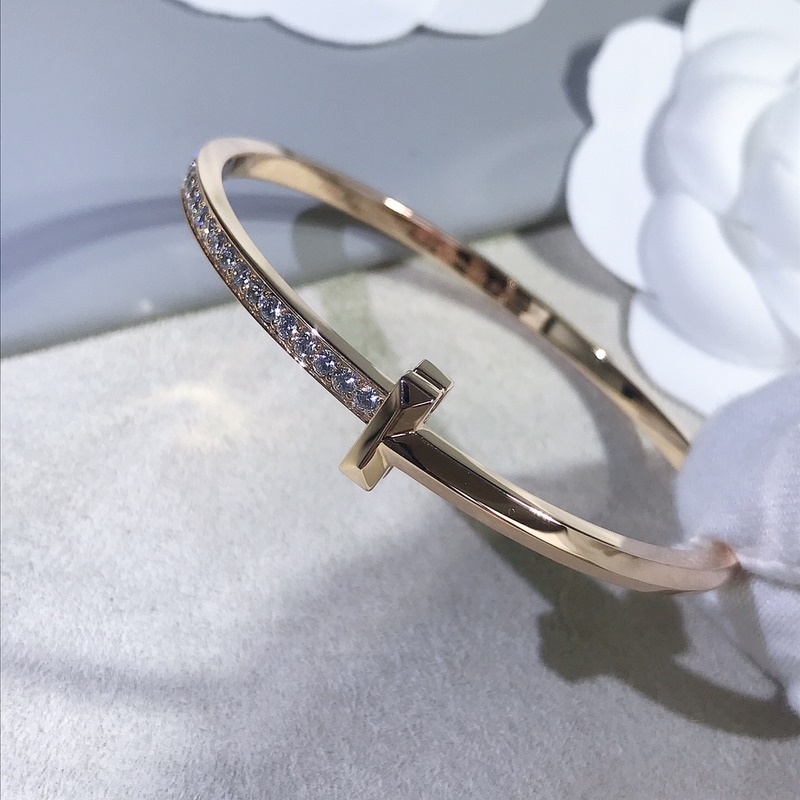 Tiffany T1窄版半鑽手鐲 你感受到它霸氣的棱角了嗎？完美的複刻出它的靈魂