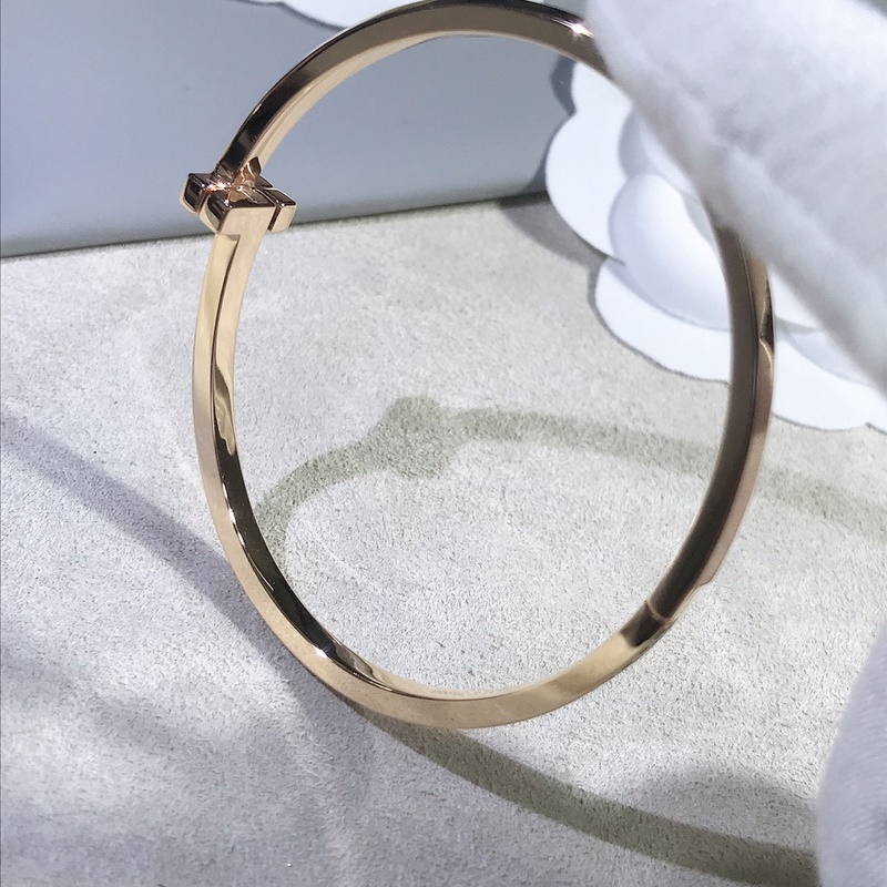 Tiffany T1窄版半鑽手鐲 你感受到它霸氣的棱角了嗎？完美的複刻出它的靈魂