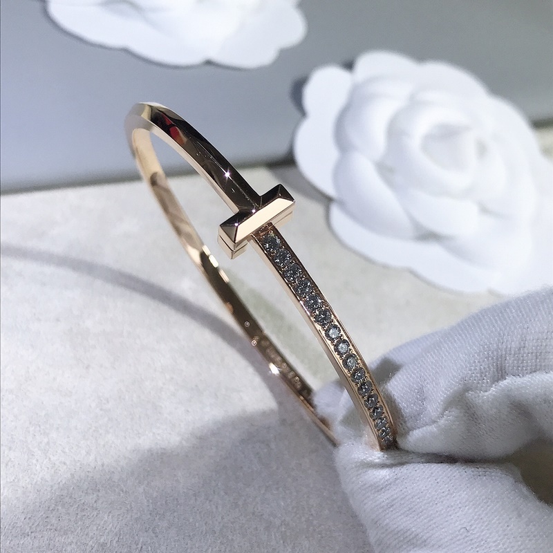 Tiffany T1窄版半鑽手鐲 你感受到它霸氣的棱角了嗎？完美的複刻出它的靈魂