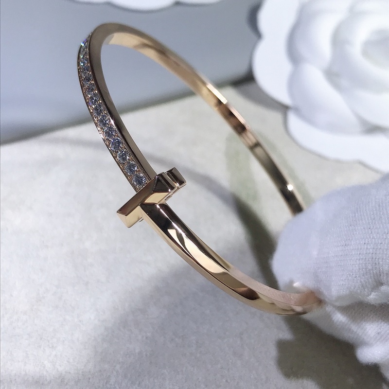 Tiffany T1窄版半鑽手鐲 你感受到它霸氣的棱角了嗎？完美的複刻出它的靈魂