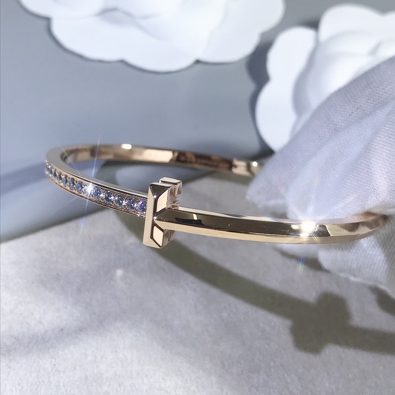 Tiffany T1窄版半鑽手鐲 你感受到它霸氣的棱角了嗎？完美的複刻出它的靈魂