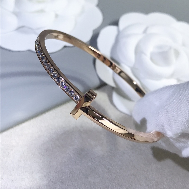 Tiffany T1窄版半鑽手鐲 你感受到它霸氣的棱角了嗎？完美的複刻出它的靈魂