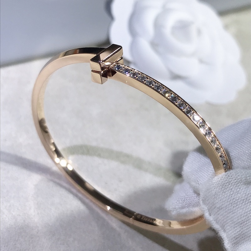 Tiffany T1窄版半鑽手鐲 你感受到它霸氣的棱角了嗎？完美的複刻出它的靈魂