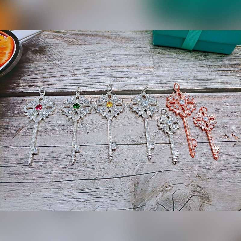 蒂芙尼鑰匙 項鍊 材質：s925銀 電鍍顔色：白金色，玫瑰金色 主石顔色：紅，綠