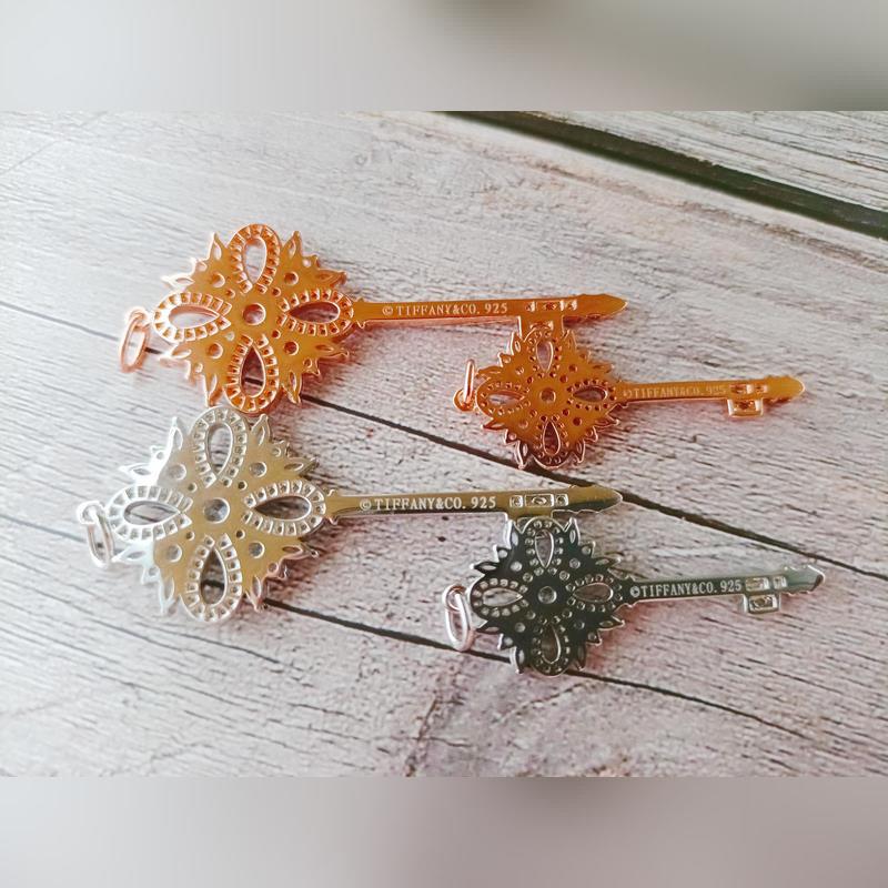 蒂芙尼鑰匙 項鍊 材質：s925銀 電鍍顔色：白金色，玫瑰金色 主石顔色：紅，綠