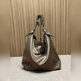 Ysl 新款獎章提花的購物袋，以編織的CASSANDRE珠寶鍊條包裹布料，超級時