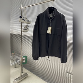 -SLP 字母Logo印花連帽夾克 選用100%聚酯纖維打造堅(jiān)韌防護(hù)外層，以出