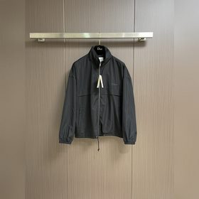 SAINT LAURENT YSL 印花連帽夾克，選用100 聚酯纖維打造堅(jiān)韌防