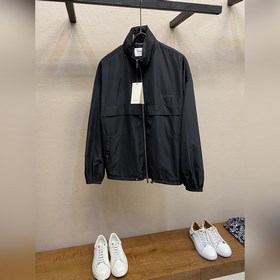 SAINT LAURENT印花連帽夾克 面料選擇： 選用100%聚酯纖維打造堅(jiān)