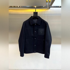 SAINT LAURENT聖羅蘭、2026秋冬系列男士經(jīng)典徽章夾克外套。 本季